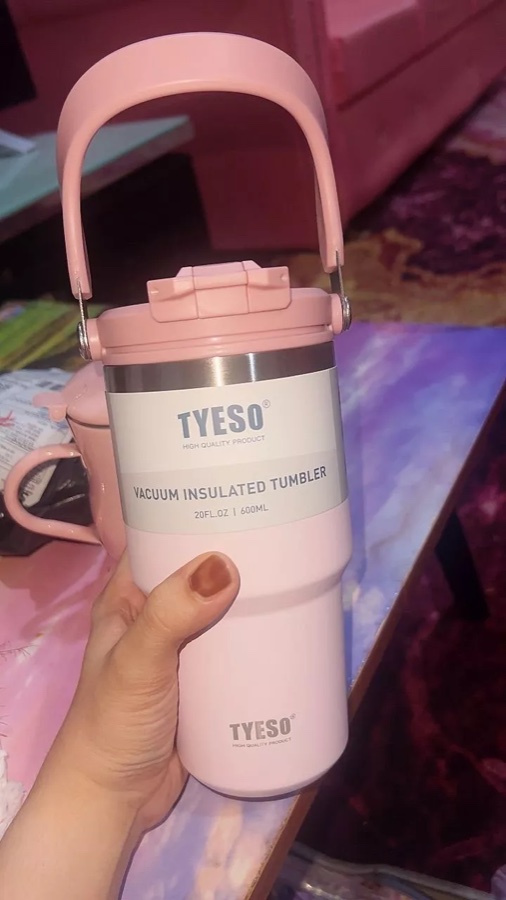 Saliha pegang tumbler